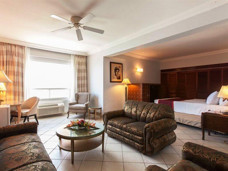 Ramada By Wyndham Princess Belize City Extérieur photo