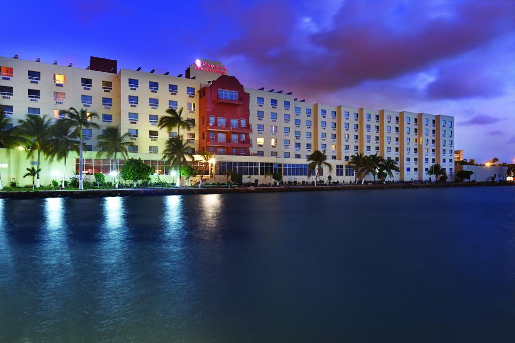 Ramada By Wyndham Princess Belize City Extérieur photo